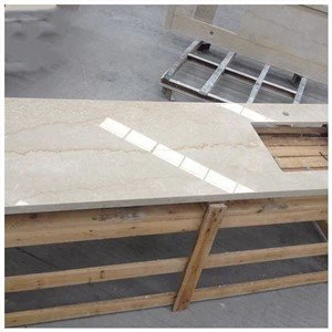 Beiget marmoriset keittiötasot