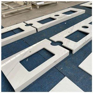 Valkoiset marmoriset kylpytakit